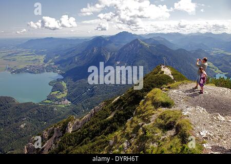 Les randonneurs de profiter de la vue sur le lac de Kochel Italia et le lac Walchen, 2011 Banque D'Images