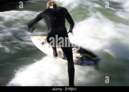 Surfer sur l'Eisbach à Munich, 2012 Banque D'Images