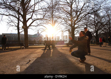 Les joueurs de pétanque dans le Hofgarten à Munich, 2012 Banque D'Images