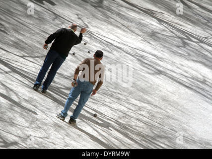 Les joueurs de pétanque dans le Hofgarten à Munich, 2012 Banque D'Images