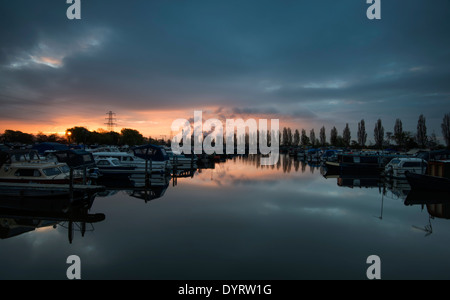 Lever du soleil à Sawley Marina, Lancashire England UK Banque D'Images