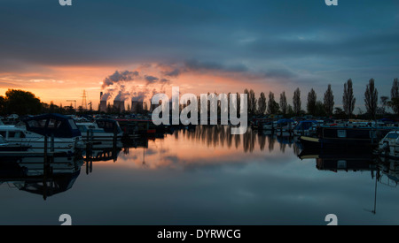 Lever du soleil à Sawley Marina, Lancashire England UK Banque D'Images