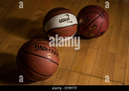 Balles de basket-ball sur le terrain de basket-ball. Banque D'Images