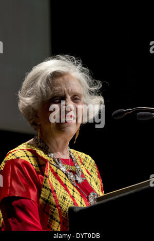 Madrid, Espagne. Apr 23, 2014. L'écrivain mexicain Elena Poniatowska recevant le Prix Cervantes 2014 à l'Université d'Alcala de Henares, près de Madrid, Espagne, 23 avril 2014. Prix Cervantes est décerné chaque année pour honorer les réalisations de toute une vie d'un écrivain dans la langue espagnole. Poniatowska porte une tenue faite par les femmes de indiginous Juchitan (Oaxaca, Mexique), vais choisi pour occasions solennelles. (Photo par Oscar Gonzalez/NurPhoto) © Oscar Gonzalez/NurPhoto ZUMAPRESS.com/Alamy/Live News Banque D'Images