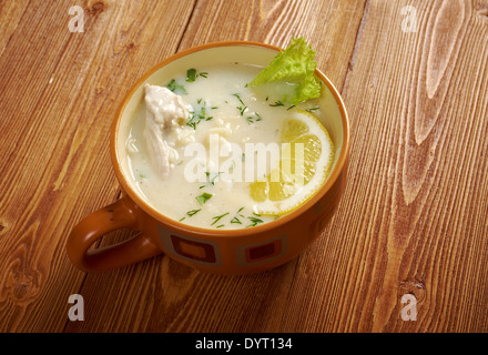 Avgolemono ou oeuf-citron méditerranéen - sauces et soupes faites avec l'oeuf et de citron Banque D'Images