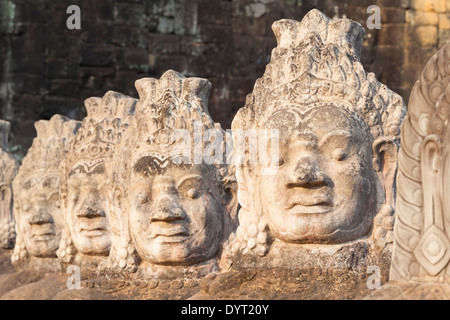 Des statues d'Asura à la porte sud d'Angkor Thom causeway, Siem Reap, Cambodge Banque D'Images