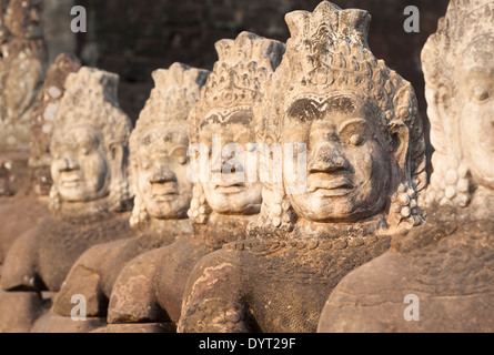 Des statues d'Asura à la porte sud d'Angkor Thom causeway, Siem Reap, Cambodge Banque D'Images