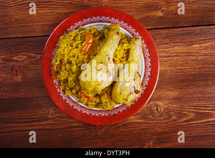 Plat péruvien appelé arroz con pollo.poulet avec riz, légumes.de l'Amérique latine Banque D'Images