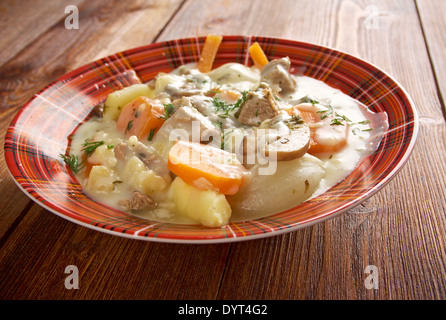 Blanquette de veau - est un ragoût de veau français.de style ferme Banque D'Images