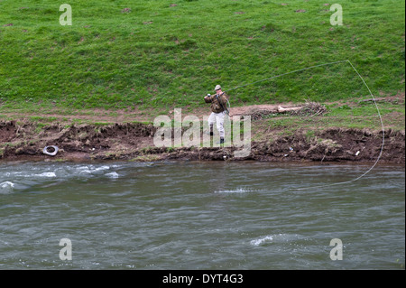 Pêcheur la pêche de mouche pour les saumons de la rivière Wye River sur Monmouthshire South Wales UK Banque D'Images