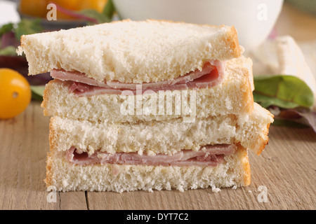 Style rustique part couper le jambon sandwich fait avec du pain fait maison Banque D'Images