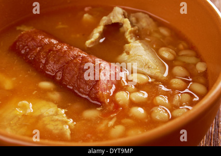 Fabada Asturiana, souvent simplement appelée fabada, ragoût de haricots espagnols natifs de l'Asturies Banque D'Images
