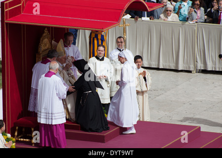 Le pape Benoît XVI célèbre la messe de béatification de Jean-Paul II Place Saint Pierre.Vatican,Rome,Italie. Banque D'Images