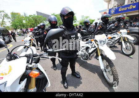 (140425) -- BANGKOK, 25 avril 2014 (Xinhua) -- Des policiers thaïlandais de la Special Weapons and Tactics (SWAT) participer à un exercice d'entraînement à Bangkok, Thaïlande, le 25 avril 2014. (Xinhua/Sageamsak Rachen) (lmz) Banque D'Images