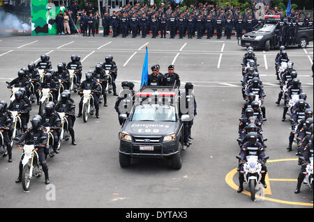 (140425) -- BANGKOK, 25 avril 2014 (Xinhua) -- Des policiers thaïlandais de la Special Weapons and Tactics (SWAT) participer à un exercice d'entraînement à Bangkok, Thaïlande, le 25 avril 2014. (Xinhua/Sageamsak Rachen) (lmz) Banque D'Images