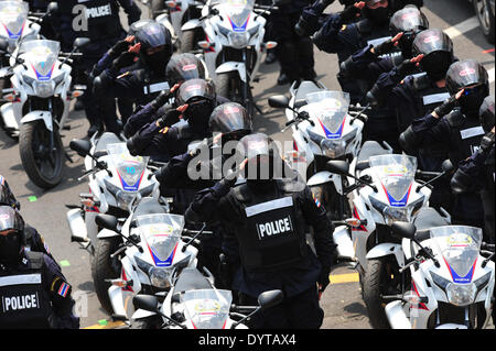 (140425) -- BANGKOK, 25 avril 2014 (Xinhua) -- Des policiers thaïlandais de la Special Weapons and Tactics (SWAT) participer à un exercice d'entraînement à Bangkok, Thaïlande, le 25 avril 2014. (Xinhua/Sageamsak Rachen) (lmz) Banque D'Images