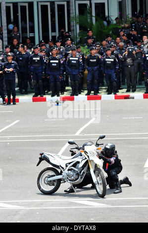 (140425) -- BANGKOK, 25 avril 2014 (Xinhua) -- Des policiers thaïlandais de la Special Weapons and Tactics (SWAT) participer à un exercice d'entraînement à Bangkok, Thaïlande, le 25 avril 2014. (Xinhua/Sageamsak Rachen) (lmz) Banque D'Images