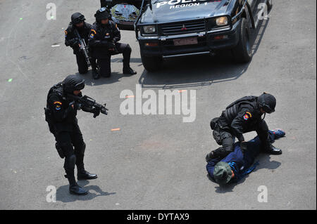 (140425) -- BANGKOK, 25 avril 2014 (Xinhua) -- Des policiers thaïlandais de la Special Weapons and Tactics (SWAT) participer à un exercice d'entraînement à Bangkok, Thaïlande, le 25 avril 2014. (Xinhua/Sageamsak Rachen) (lmz) Banque D'Images