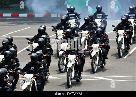 (140425) -- BANGKOK, 25 avril 2014 (Xinhua) -- Des policiers thaïlandais de la Special Weapons and Tactics (SWAT) participer à un exercice d'entraînement à Bangkok, Thaïlande, le 25 avril 2014. (Xinhua/Sageamsak Rachen) (lmz) Banque D'Images