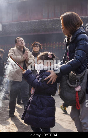 Les fidèles prient avec de l'encens au temple de Longhua à Shanghai Banque D'Images