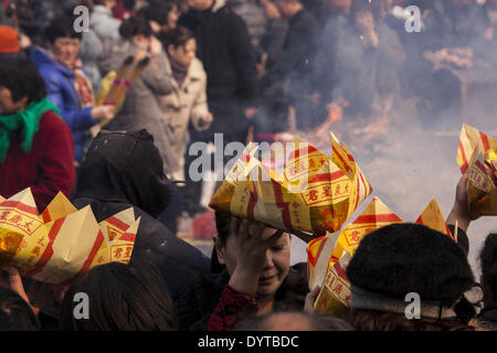 Les fidèles prient avec de l'encens au temple de Longhua à Shanghai Banque D'Images