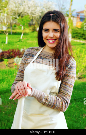 Happy woman standing in garden Banque D'Images