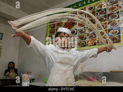 Un garçon musulman fait noodle Banque D'Images