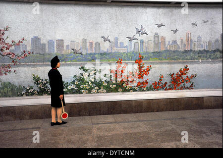 L'intérieur d'une mosaïque de la station de métro de Pyongyang Banque D'Images