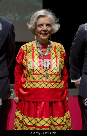 Madrid, Espagne. Apr 23, 2014. L'écrivain mexicain Elena Poniatowska recevant le Prix Cervantes 2014 à l'Université d'Alcala de Henares, près de Madrid, Espagne, 23 avril 2014. Prix Cervantes est décerné chaque année pour honorer les réalisations de toute une vie d'un écrivain dans la langue espagnole. Poniatowska porte une tenue faite par les femmes de indiginous Juchitan (Oaxaca, Mexique), vais choisi pour occasions solennelles. (Photo par Oscar Gonzalez/NurPhoto) © Oscar Gonzalez/NurPhoto ZUMAPRESS.com/Alamy/Live News Banque D'Images