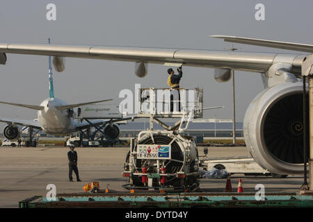 Technicien d'effectuer le remplissage de gaz naturel pour un avion à l'Aéroport International de Shanghai Pudong le 22 Nov 2007 Banque D'Images