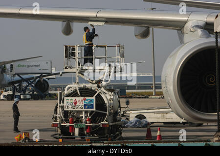 Technicien d'effectuer le remplissage de gaz naturel pour un avion à l'Aéroport International de Shanghai Pudong le 22 Nov 2007 Banque D'Images