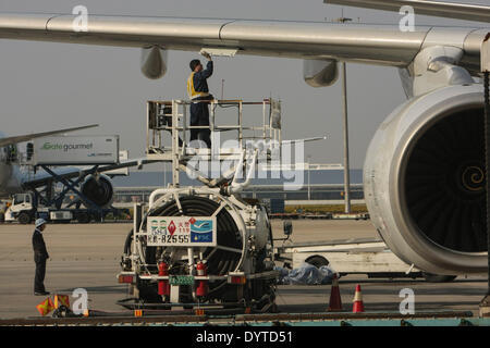 Technicien d'effectuer le remplissage de gaz naturel pour un avion à l'Aéroport International de Shanghai Pudong le 22 Nov 2007 Banque D'Images