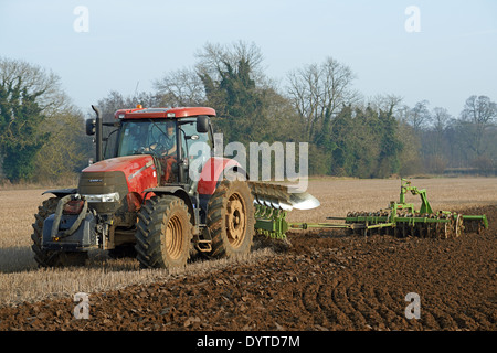 Les terres agricoles sont cultivées dans le Suffolk Banque D'Images