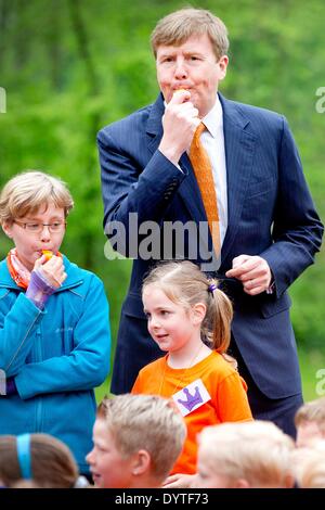 Ens, aux Pays-Bas le 25 avril 2014. Le roi Willem-Alexander des Pays-Bas visite et ouvre le King's en 2014 à l'école primaire, Lichtschip Het De Horizon et de Regenboog dans les enfants commencent la journée avec un petit-déjeuner et le sport. 5,427 écoles et 1,1 million de participer aux jeux. Le roi des jeux sont organisés à l'occasion de la fête du Roi. Photo : Patrick van Katwijk/ - PAS DE SERVICE DE FIL Banque D'Images