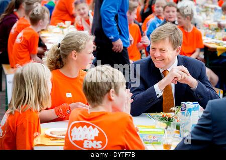 Ens, aux Pays-Bas le 25 avril 2014. Le roi Willem-Alexander des Pays-Bas visite et ouvre le King's en 2014 à l'école primaire, Lichtschip Het De Horizon et de Regenboog dans les enfants commencent la journée avec un petit-déjeuner et le sport. 5,427 écoles et 1,1 million de participer aux jeux. Le roi des jeux sont organisés à l'occasion de la fête du Roi. Photo : Patrick van Katwijk/ - PAS DE SERVICE DE FIL Banque D'Images