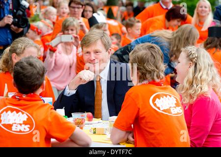 Ens, aux Pays-Bas le 25 avril 2014. Le roi Willem-Alexander des Pays-Bas visite et ouvre le King's en 2014 à l'école primaire, Lichtschip Het De Horizon et de Regenboog dans les enfants commencent la journée avec un petit-déjeuner et le sport. 5,427 écoles et 1,1 million de participer aux jeux. Le roi des jeux sont organisés à l'occasion de la fête du Roi. Photo : Patrick van Katwijk/ - PAS DE SERVICE DE FIL Banque D'Images