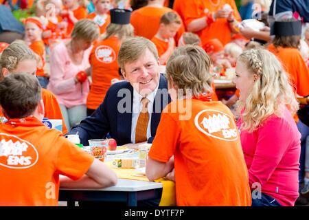 Ens, aux Pays-Bas le 25 avril 2014. Le roi Willem-Alexander des Pays-Bas visite et ouvre le King's en 2014 à l'école primaire, Lichtschip Het De Horizon et de Regenboog dans les enfants commencent la journée avec un petit-déjeuner et le sport. 5,427 écoles et 1,1 million de participer aux jeux. Le roi des jeux sont organisés à l'occasion de la fête du Roi. Photo : Patrick van Katwijk/ - PAS DE SERVICE DE FIL Banque D'Images