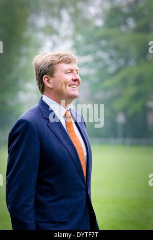 Ens, aux Pays-Bas le 25 avril 2014. Le roi Willem-Alexander des Pays-Bas visite et ouvre le King's en 2014 à l'école primaire, Lichtschip Het De Horizon et de Regenboog dans les enfants commencent la journée avec un petit-déjeuner et le sport. 5,427 écoles et 1,1 million de participer aux jeux. Le roi des jeux sont organisés à l'occasion de la fête du Roi. Photo : Patrick van Katwijk/ - PAS DE SERVICE DE FIL Banque D'Images