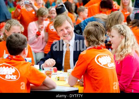 Ens, aux Pays-Bas le 25 avril 2014. Le roi Willem-Alexander des Pays-Bas visite et ouvre le King's en 2014 à l'école primaire, Lichtschip Het De Horizon et de Regenboog dans les enfants commencent la journée avec un petit-déjeuner et le sport. 5,427 écoles et 1,1 million de participer aux jeux. Le roi des jeux sont organisés à l'occasion de la fête du Roi. Photo : Patrick van Katwijk/ - PAS DE SERVICE DE FIL Banque D'Images