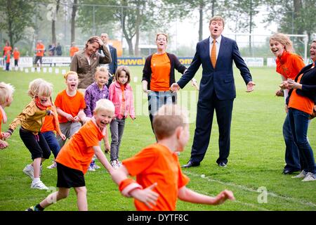 Ens, aux Pays-Bas le 25 avril 2014. Le roi Willem-Alexander des Pays-Bas visite et ouvre le King's en 2014 à l'école primaire, Lichtschip Het De Horizon et de Regenboog dans les enfants commencent la journée avec un petit-déjeuner et le sport. 5,427 écoles et 1,1 million de participer aux jeux. Le roi des jeux sont organisés à l'occasion de la fête du Roi. Photo : Patrick van Katwijk/ - PAS DE SERVICE DE FIL Banque D'Images
