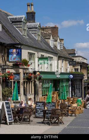 Boutiques sur la High Street, Burford, Oxfordshire, Angleterre Banque D'Images