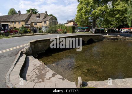 Pont sur la rivière Windrush et le Musée de l'automobile, Stow-on-the-Wold, Gloucestershire, Angleterre Banque D'Images