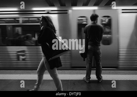 La fin d'une journée de pluie sur une station de métro de Lisbonne. Banque D'Images