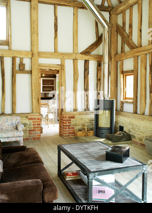 Salle de séjour dans la région de grange convertie avec poutres apparentes, granges, Surrey Place Champ Banque D'Images