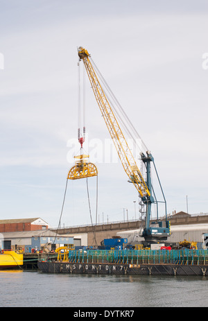 Liebherr 420 grue et barge EMS Ponton 7 utilisé dans l'industrie extracôtière Port de Sunderland England UK Banque D'Images