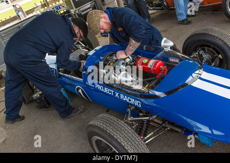 Au travail sur la mécanique 1964 Alexis-Ford Clark-Stewart Mk8, participant de la Coupe, 72e réunion des membres de Goodwood, Sussex, UK. Banque D'Images