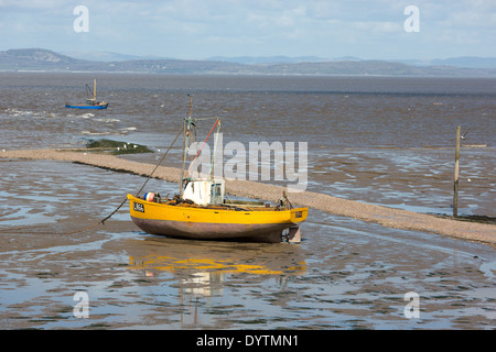 Un bateau de pêche côtière en attente de la marée dans la baie de Morecambe sur la mer d'Irlande Banque D'Images