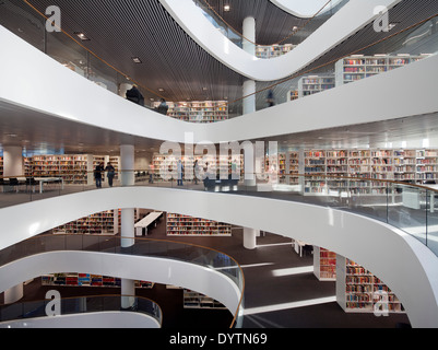 Les gens dans la bibliothèque, l'Université d'Aberdeen Banque D'Images