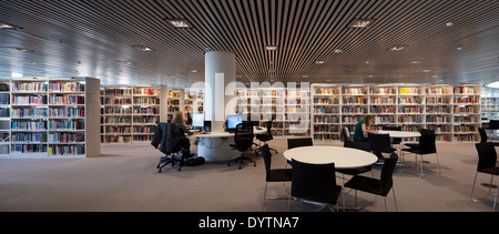 Les gens dans la bibliothèque, l'Université d'Aberdeen Banque D'Images