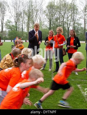 Ens, aux Pays-Bas. Apr 25, 2014. Le roi Willem-Alexander (C) retour des Pays-Bas visite et ouvre le King's en 2014 à l'école primaire, Lichtschip Het De Horizon et de Regenboog dans ens, les Pays-Bas, 25 avril 2014. Les enfants commencent la journée avec un petit-déjeuner et le sport. 5,427 écoles et 1,1 million de participer aux jeux. Le roi des jeux sont organisés à l'occasion de la fête du Roi. Photo : Albert Philip van der Werf/ - PAS DE SERVICE DE FIL/dpa/Alamy Live News Banque D'Images